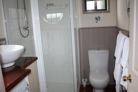 Private Seaside Couples Hideaway Villa Kaka Point Exteriör bild