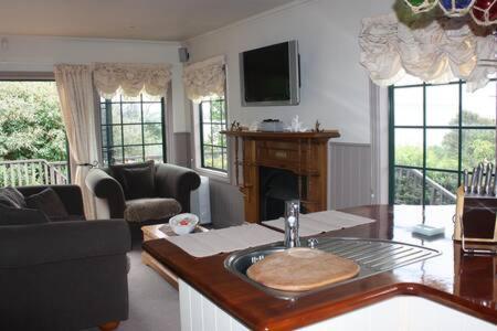 Private Seaside Couples Hideaway Villa Kaka Point Exteriör bild